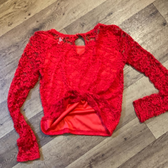 Red lace crop top - Picture 4 of 4